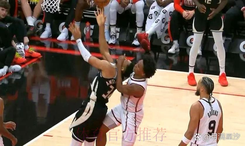 无视防守！阿门冲击篮下折叠暴扣得手